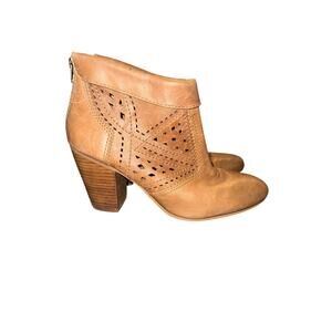 ⭐️ Women’s Guess Leather Tan Booties. Size 9.5  Night Out. Western